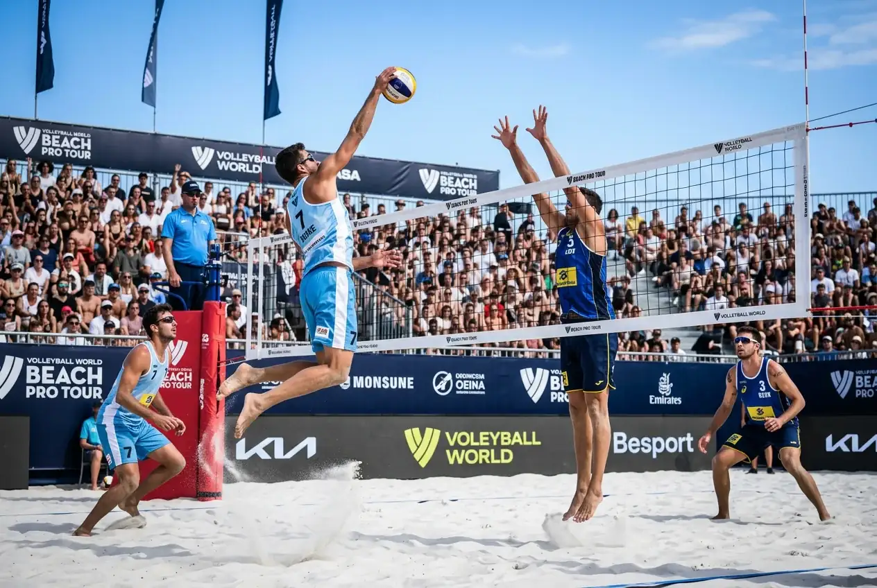 Beach Pro Tour Turnier — professionelles Beachvolleyball-Match mit gefüllten Tribünen bei einem Elite-Event